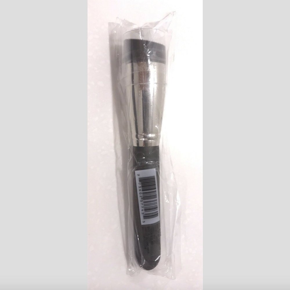 MAC 196 Slanted Flat Top Foundation Brush